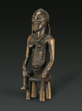Sitzende weibliche Figur Tugubele