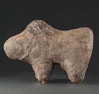  Büffel, Boli Bambara, Minianka-Region, Mali, Holz. Lehm, organische Materialien, Höhe 43 cm, Länge 60 cm         
