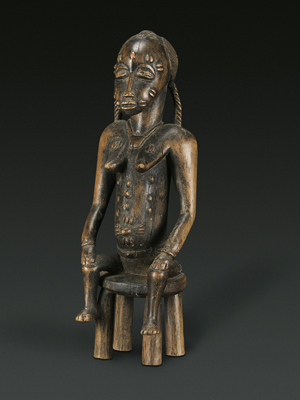 Sitzende weibliche Figur Tugubele