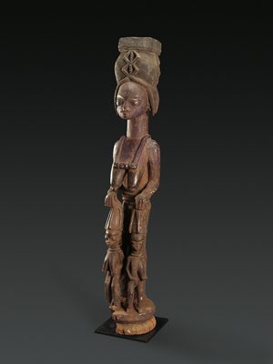 Weibliche Figur mit Zwillingen