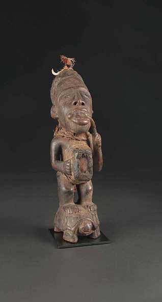  Spiegelfetisch, Yombe, Rep. Kongo, Holz, Spiegel, Fetischmaterial Höhe 28 cm