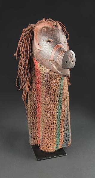  Schweinemaske, Tshokwe, Dem. Reo. Kongo ,Holz, Bast, Höhe 25 cm, Breite 12 cm