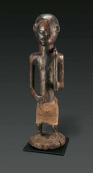  Weibliche Figur, Tumbwe, Dem. Rep. Kongo, Holz, Stoff, Höhe 53 cm