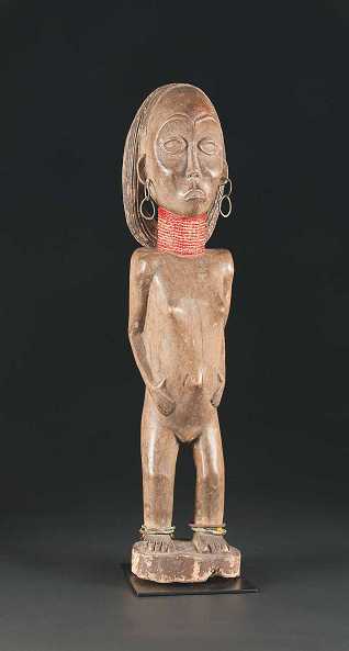  Weibliche Figur, Ovimbundu, Angola, Holz, Glasperlen, Metall, Höhe 58 cm, Erworben 1976