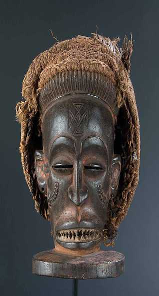  Chihongo Maske, Chokwe, Dem. Rep. Kongo, Holz, Pflanzenfasern, Metall, Höhe 19 cm, Erworben 1982
