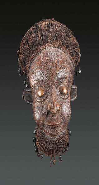  Maskenaufsatz, Bamum, Kamerun, Mantoum Region, Pflanzenfasern, Menschenhaar, Pflanzensamen, Holz, Kupferblech, Höhe 54 cm, Erworben 1972