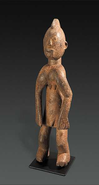  Männliche FigurChamba, NigeriaHolz, rötliche Krustenpatina Höhe 47 cm