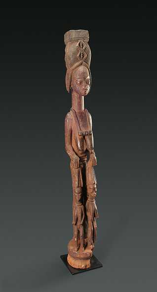  Weibliche Figur mit ZwillingenYoruba, NigeriaHolzHöhe 132 cm
