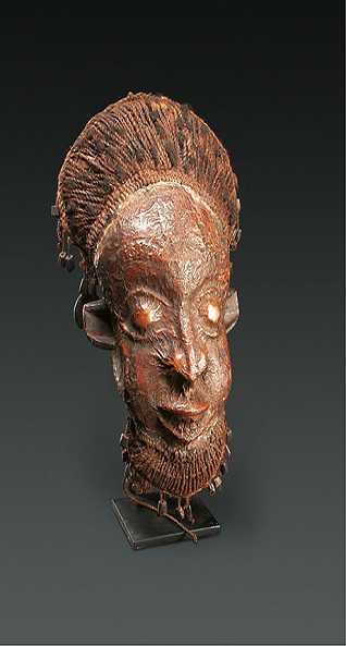 MaskenaufsatzBamoum, KamerunMantoum RegionHolz, Kupferblech,Pflanzenfasern, Menschenhaare,PflanzensamenHöhe 54 cm