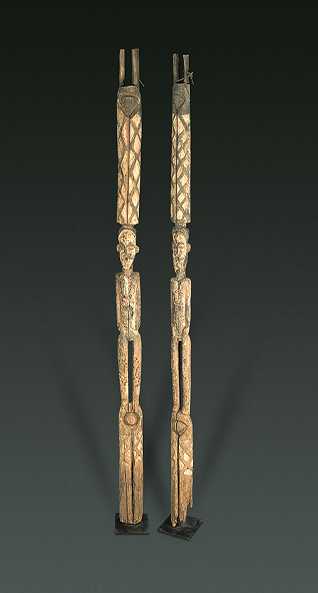  Türpfosten eines Bwiti TempelsTsogho, GabunHolz, Kaolin, MetallHöhe 239 cm