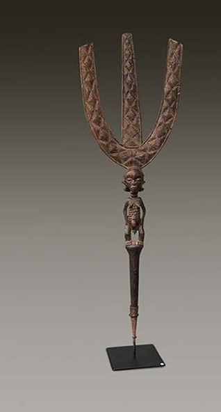 Bogenhalter Luba Dem. Rep. Kongo Holz Höhe 86 cm